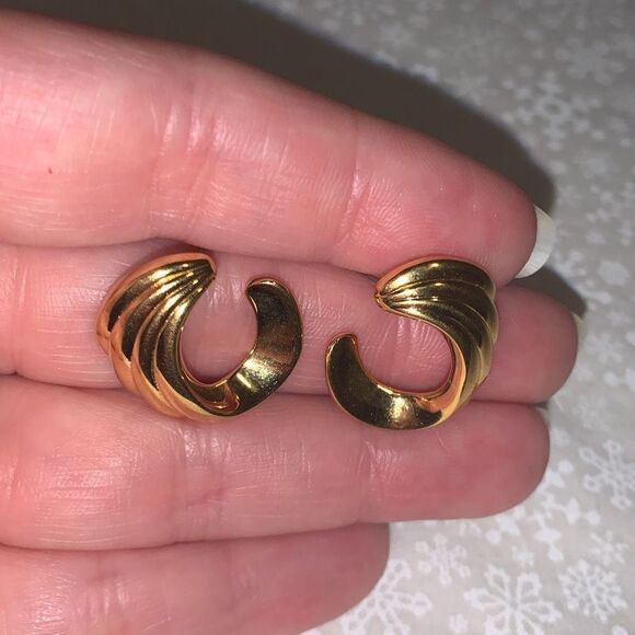 Vintage Crown Trifari Gold Pierced Hoop Earrings - Picture 6 of 16